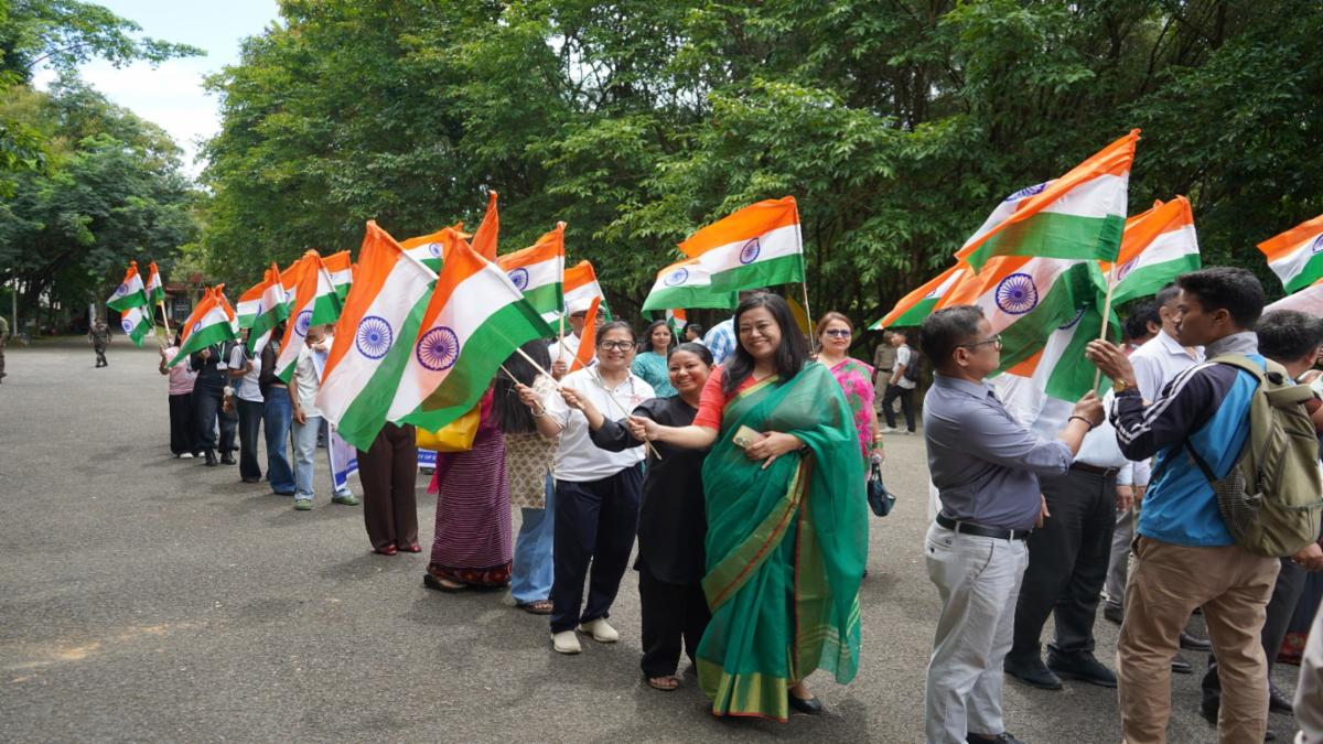 मणिपुर यूनिवर्सिटी में 33 असम राइफल्स का पाइप बैंड प्रदर्शन, निकली हर घर तिरंगा यात्रा