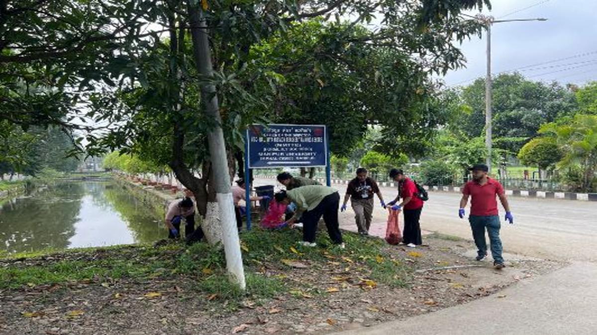 मणिपुर विश्वविद्यालय में स्वच्छता अभियान और सिंगल-यूज़ प्लास्टिक के खिलाफ जागरूकता रैली