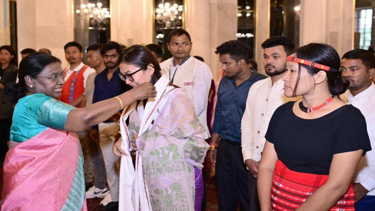 राष्ट्रपति द्रौपदी मुर्मू से मिलीं मणिपुर विश्वविद्यालय की शोधार्थी संजू अकोइजम, 3000 रुपये से खड़ा किया 3 करोड़ का उद्यम