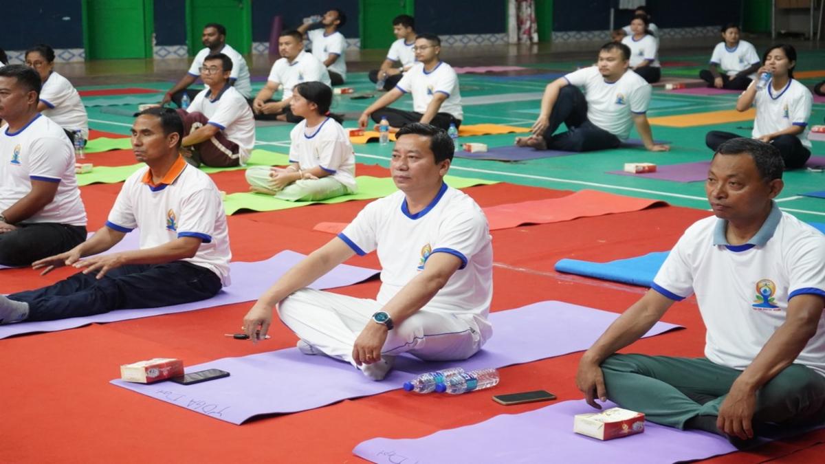 मणिपुर विश्वविद्यालय में 12वां अंतरराष्ट्रीय योग दिवस मनाया गया, स्वस्थ वृद्धावस्था पर रहा जोर